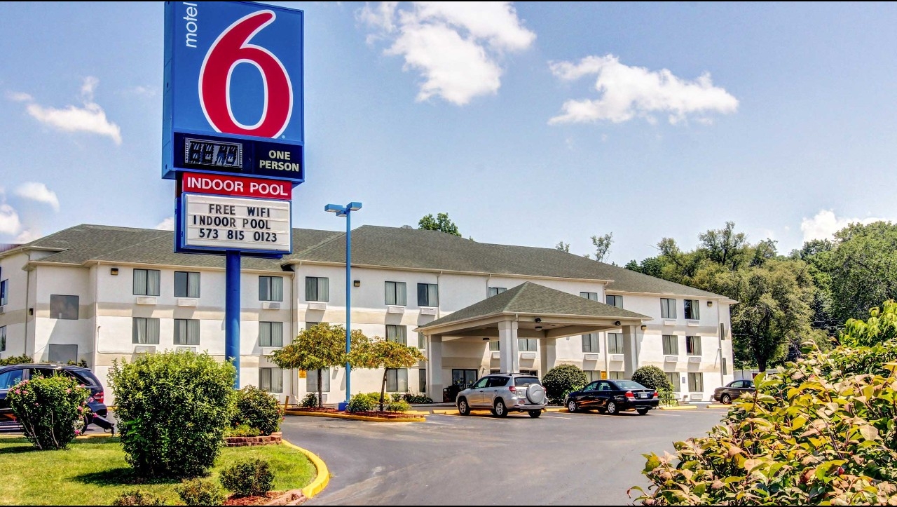 Motel 6 Outdoor Lighting Retrofits | Commercial Energy Case Study